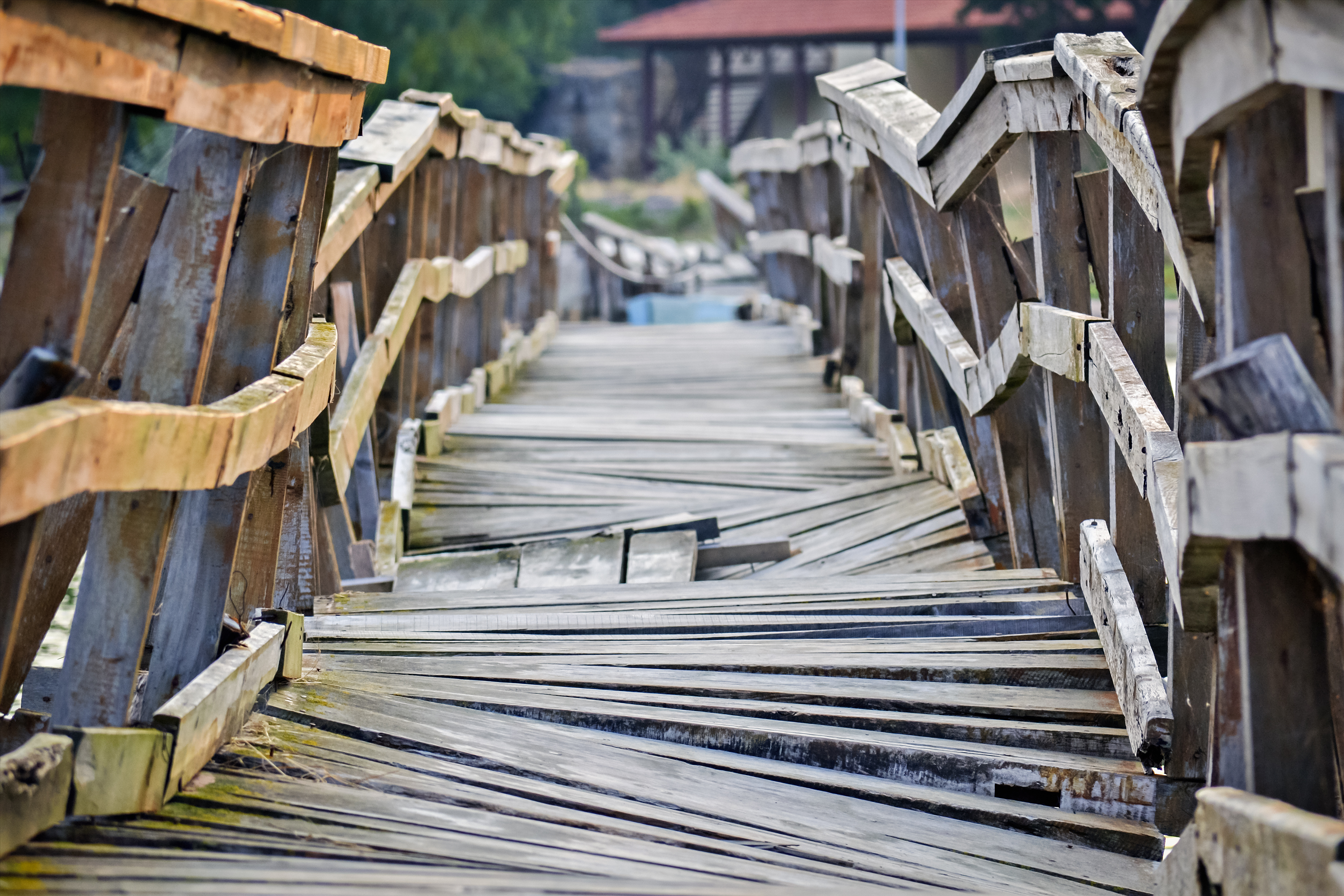Старый деревянный мост поперек белый фон