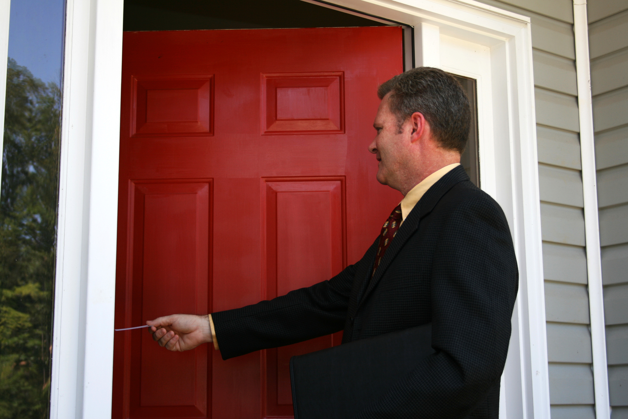 Стучит в окно примета. Knocking on the Door. Door to Door Salesman. Дверь улыбка. Child knocking on the Door.